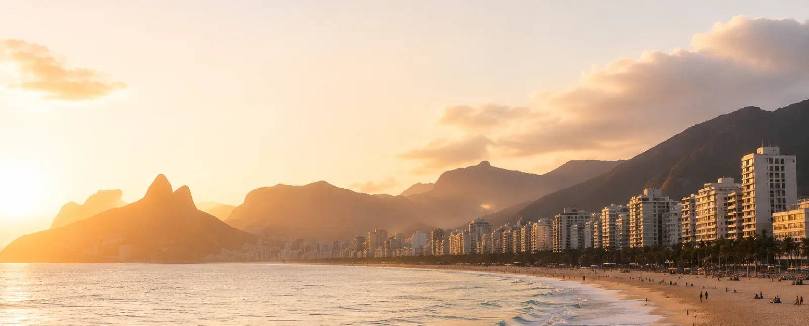 Praia de Ipanema com o Morro Dois Irmãos ao pôr do sol no Rio de Janeiro